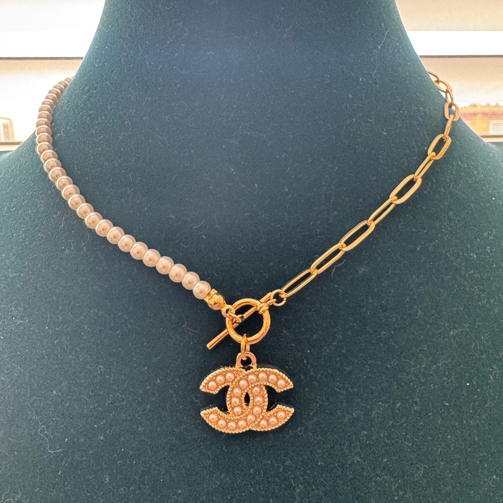 CHANEL Gold & Pearls charm on unbranded pearl & paperclip necklace - Picture 5 of 5